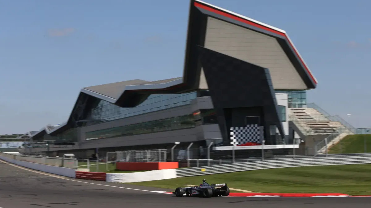Vy över racerbanan Silverstone.