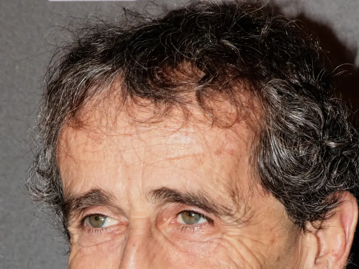 Alain Prost i ett licensierat motorsportfoto.