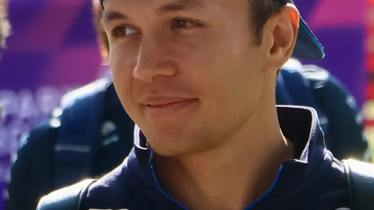 Alex Albon i ett licensierat motorsportfoto.