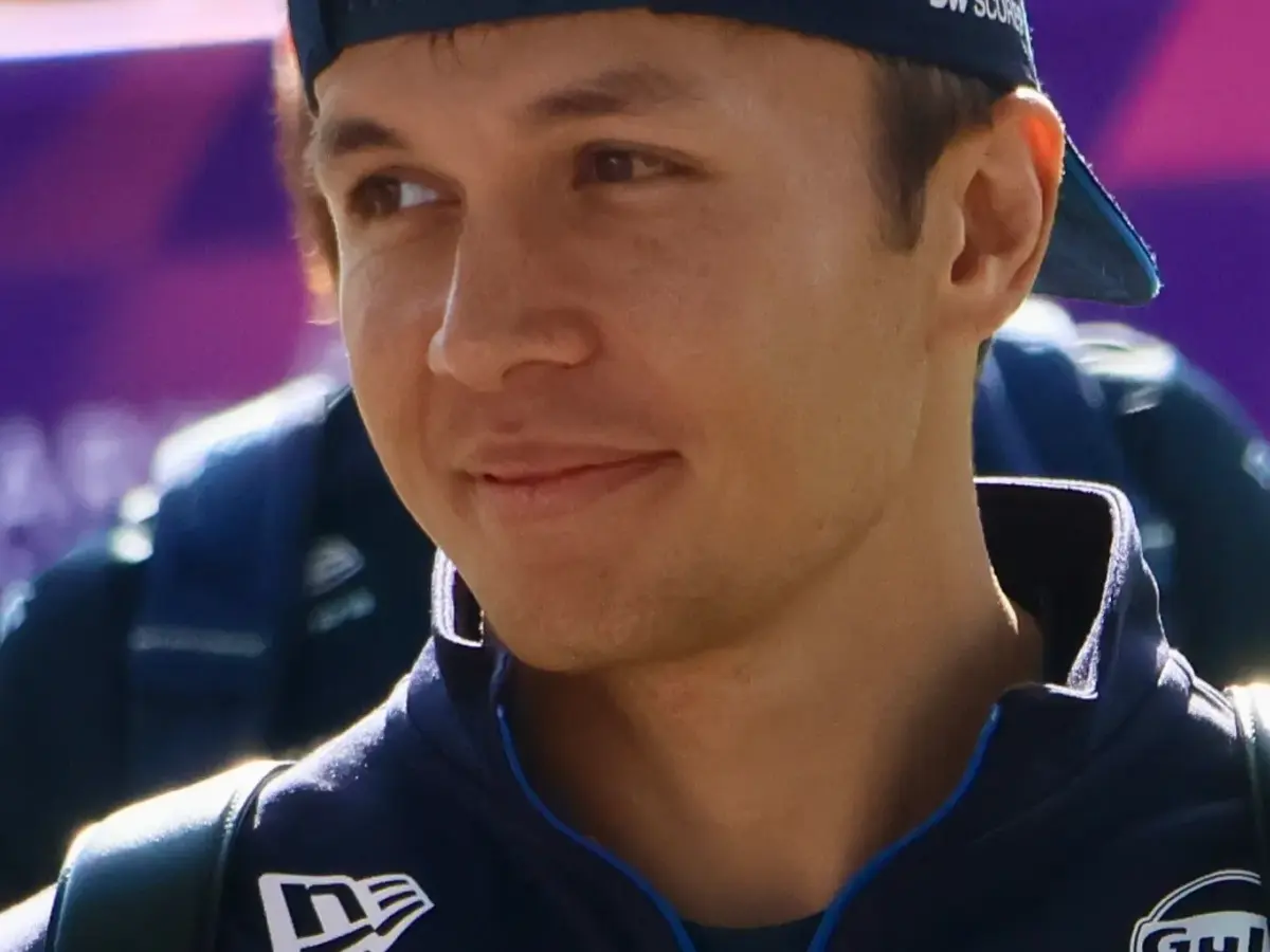 Alex Albon i ett licensierat motorsportfoto.