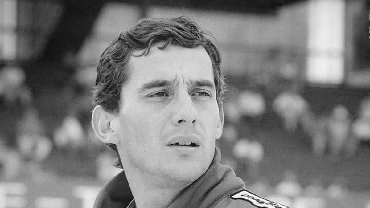 Ayrton Senna i ett licensierat motorsportfoto.