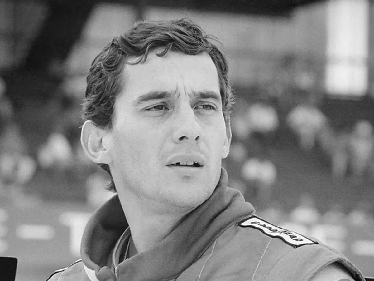 Ayrton Senna i ett licensierat motorsportfoto.