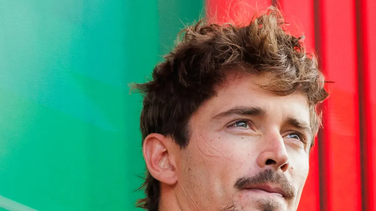 Charles Leclerc i ett licensierat motorsportfoto.