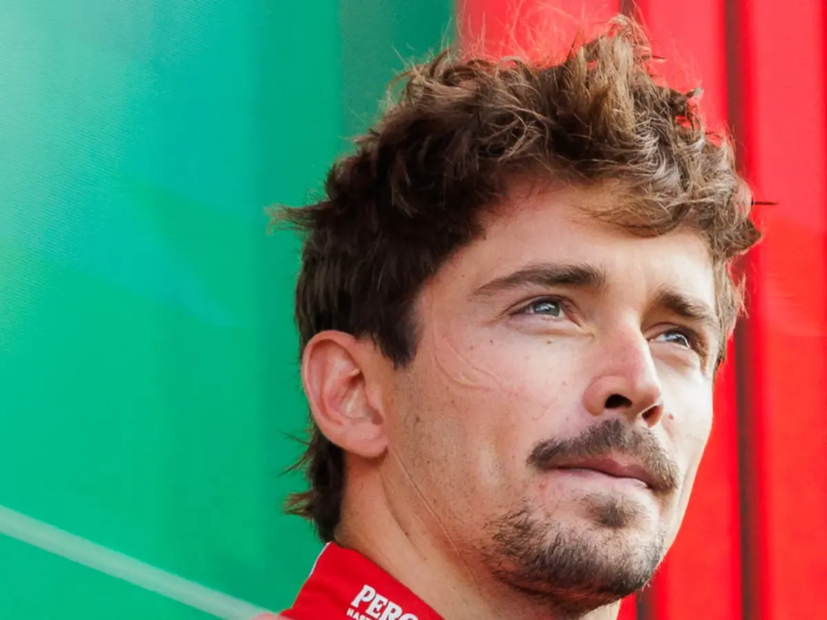 Charles Leclerc i ett licensierat motorsportfoto.