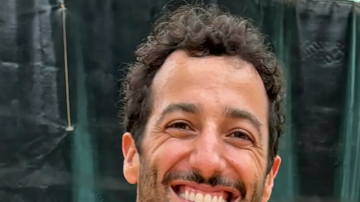 Daniel Ricciardo i ett licensierat motorsportfoto.