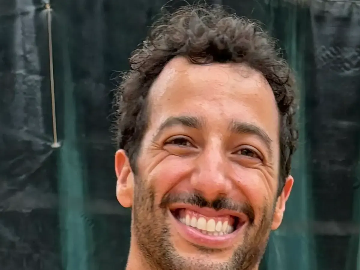 Daniel Ricciardo i ett licensierat motorsportfoto.