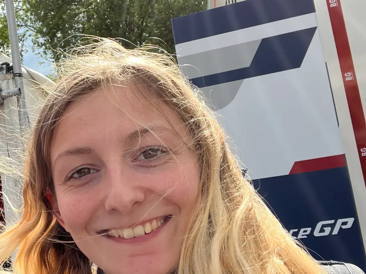 Doriane Pin i ett licensierat motorsportfoto.