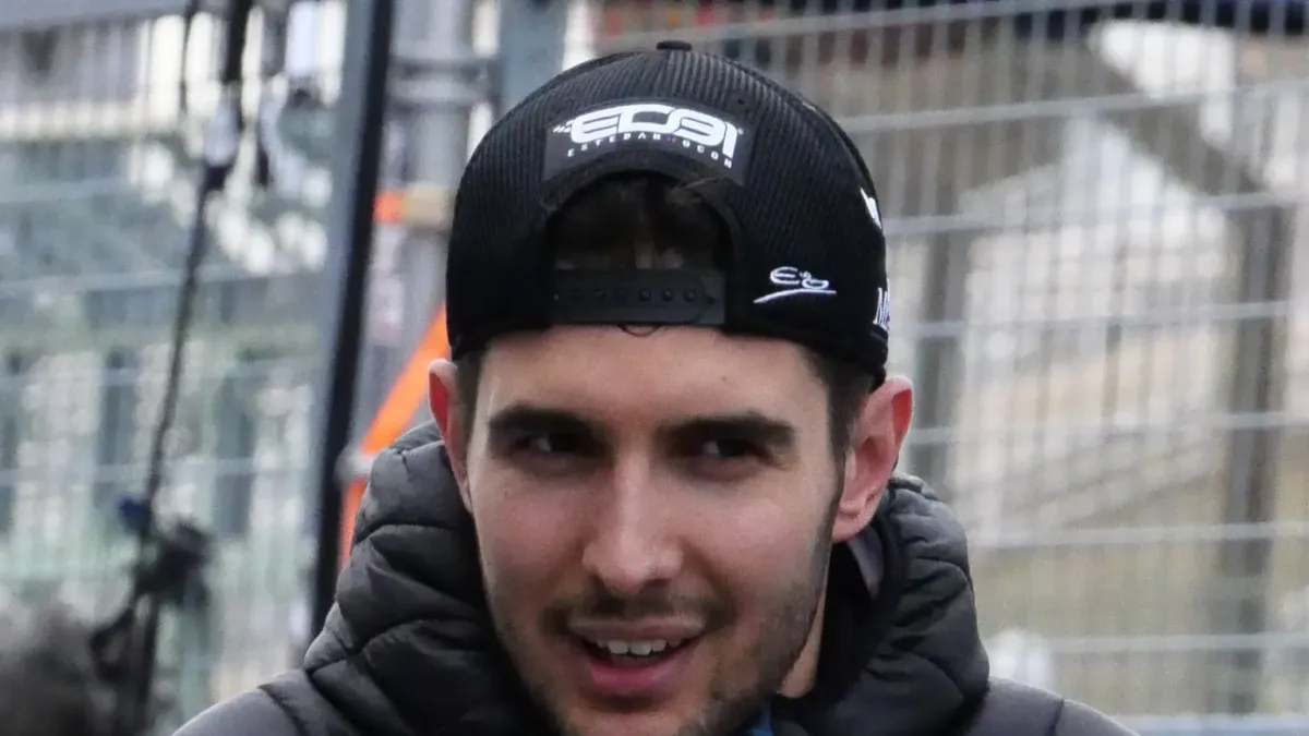 Esteban Ocon i ett licensierat motorsportfoto.