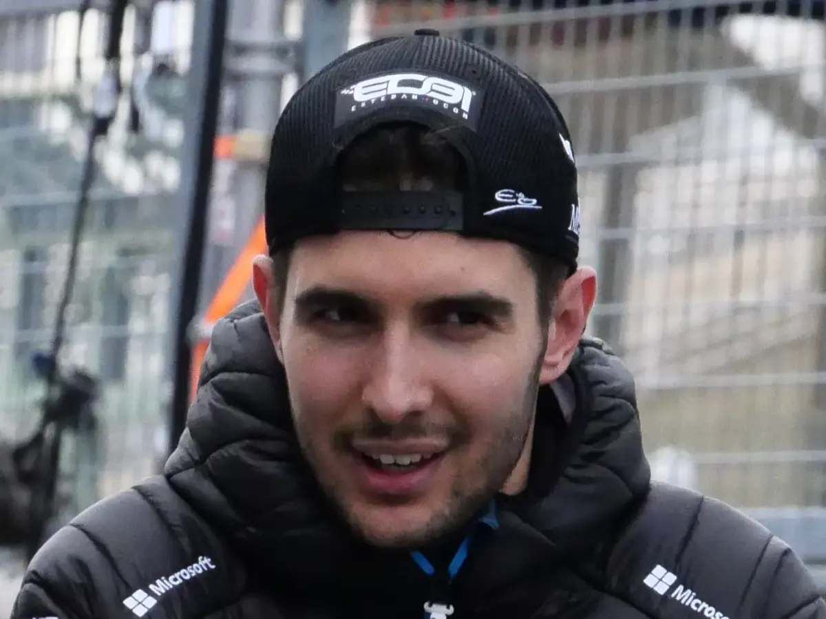 Esteban Ocon i ett licensierat motorsportfoto.
