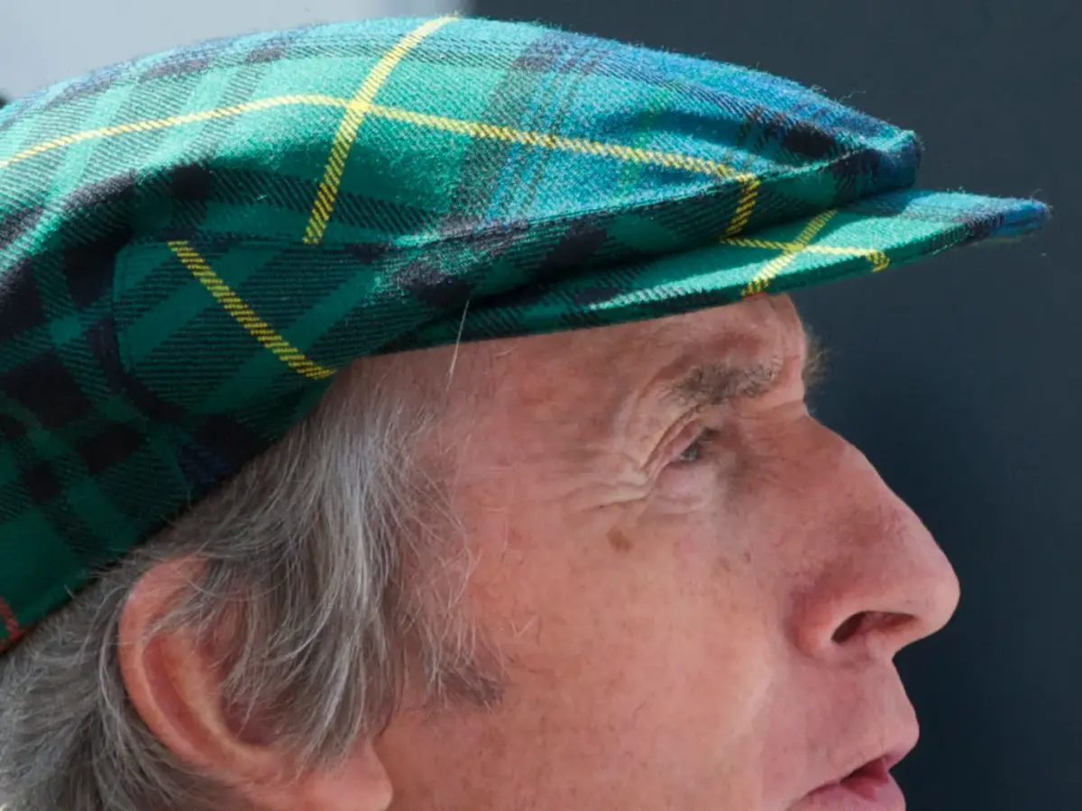 Jackie Stewart i ett licensierat motorsportfoto.