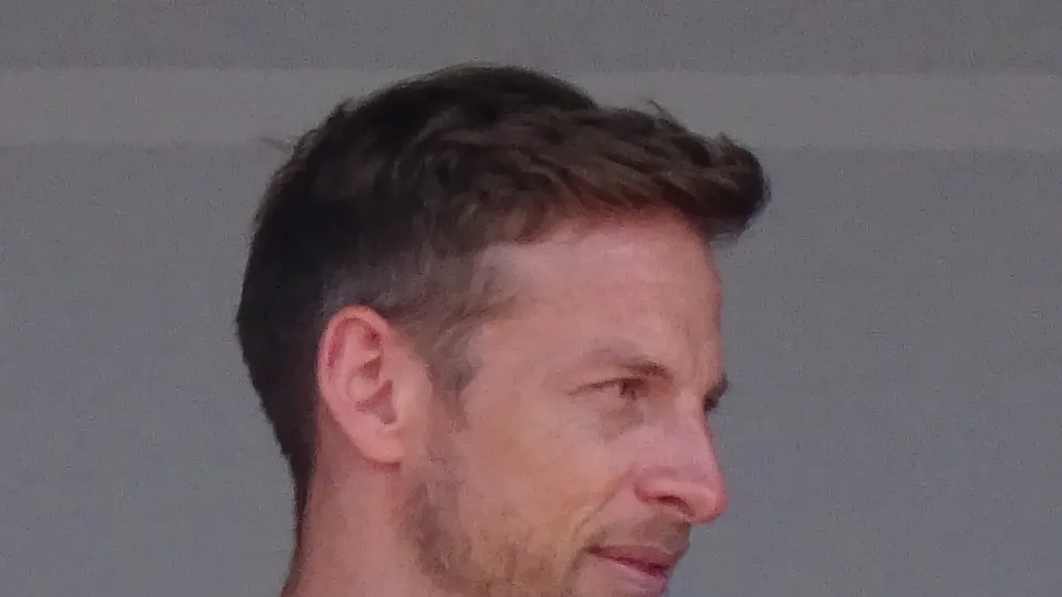 Jenson Button i ett licensierat motorsportfoto.