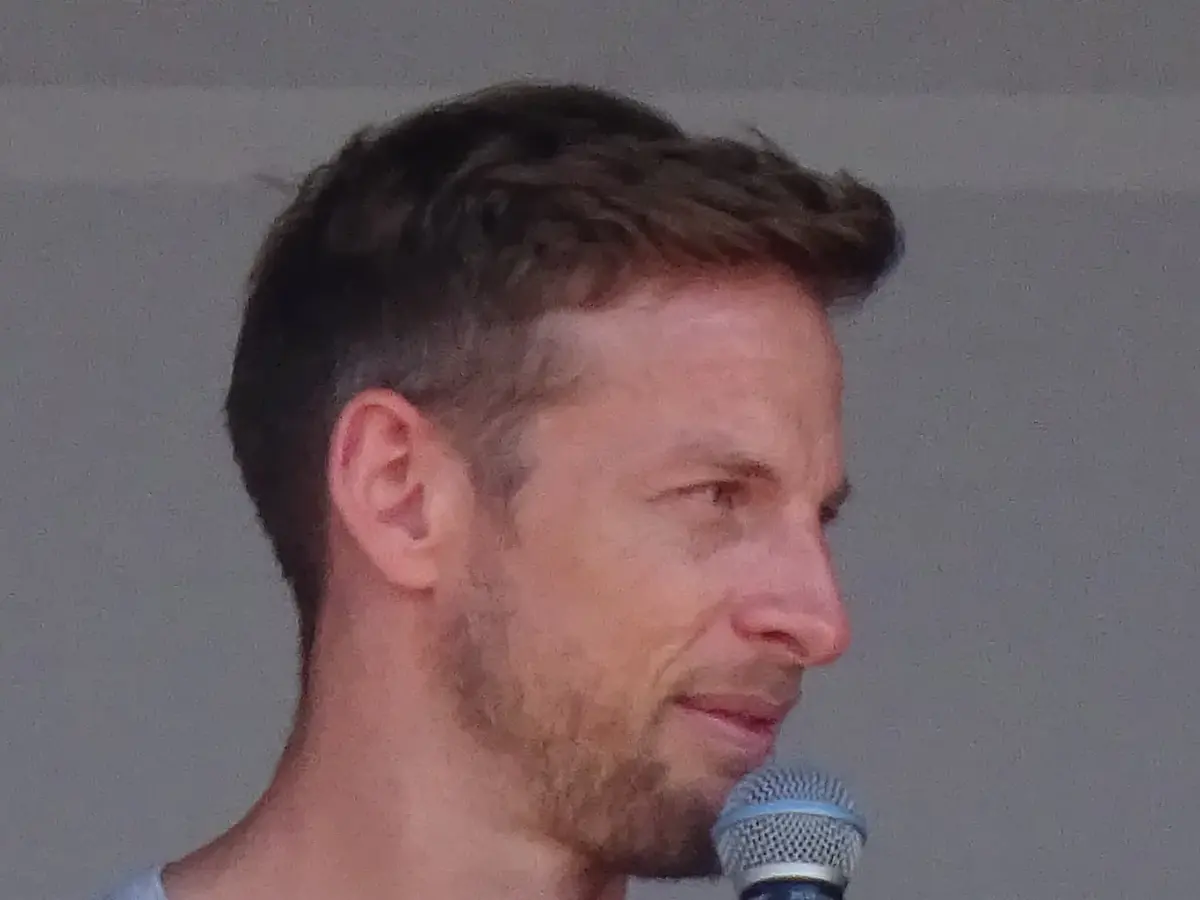 Jenson Button i ett licensierat motorsportfoto.