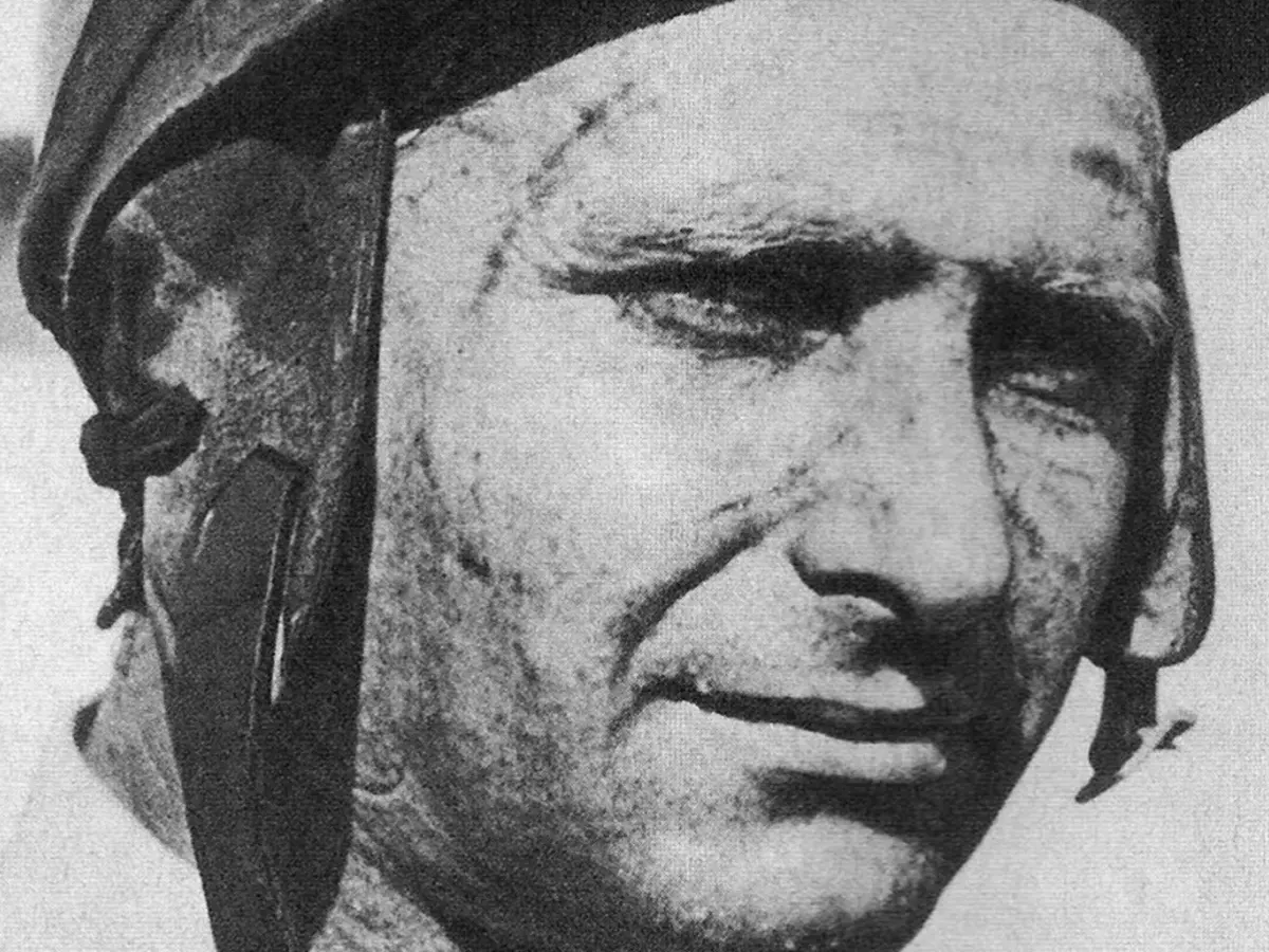 Juan Manuel Fangio i ett licensierat motorsportfoto.