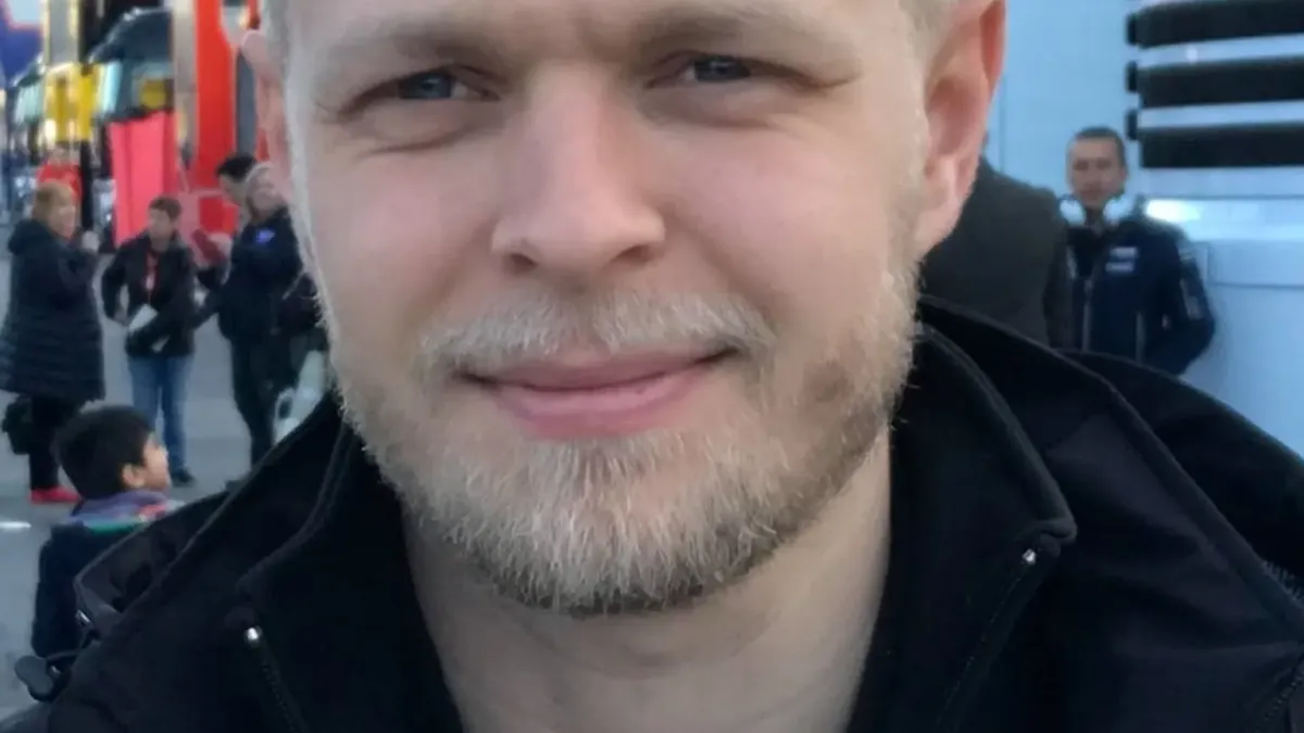Kevin Magnussen i ett licensierat motorsportfoto.