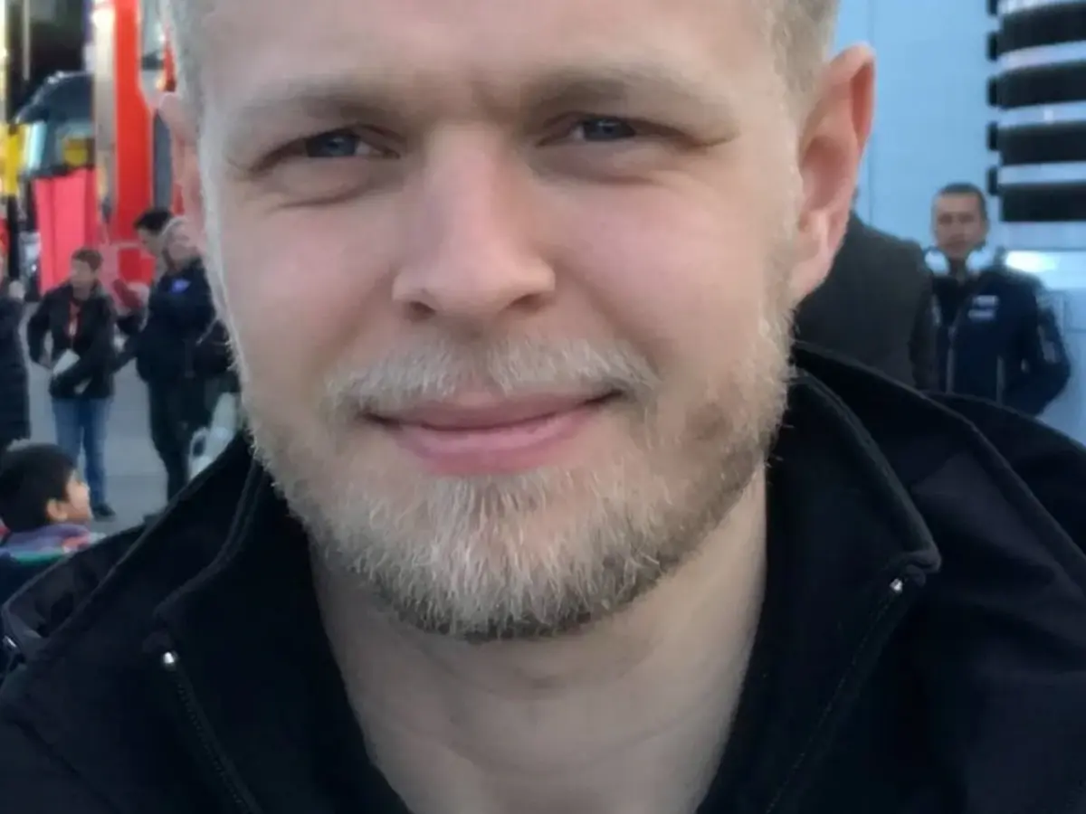 Kevin Magnussen i ett licensierat motorsportfoto.