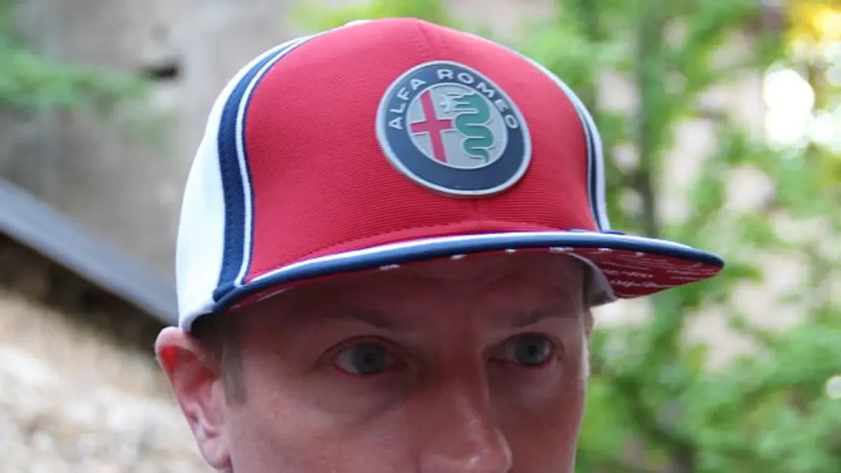 Kimi Räikkönen i ett licensierat motorsportfoto.