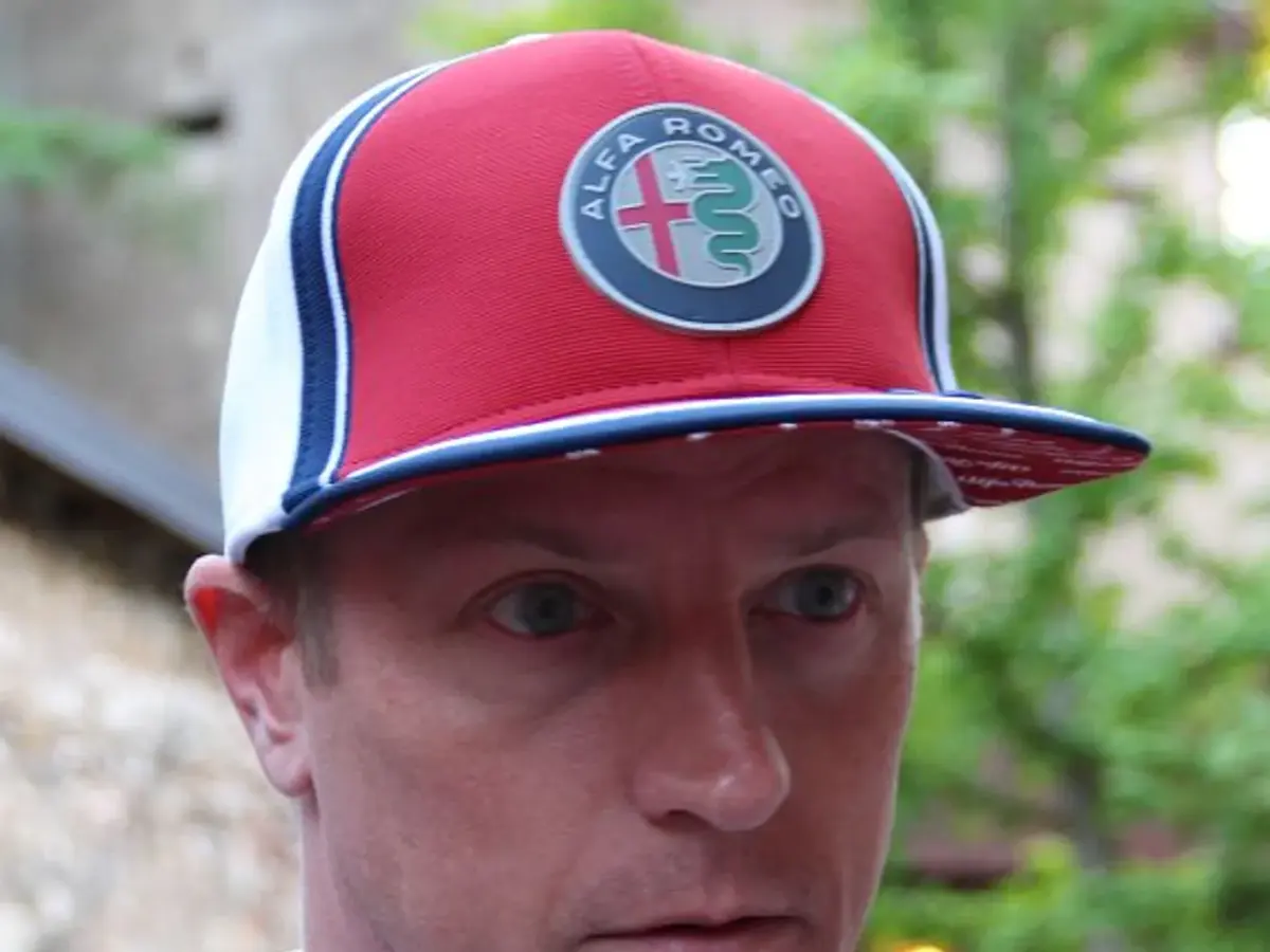 Kimi Räikkönen i ett licensierat motorsportfoto.