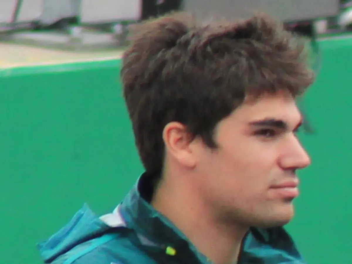 Lance Stroll i ett licensierat motorsportfoto.