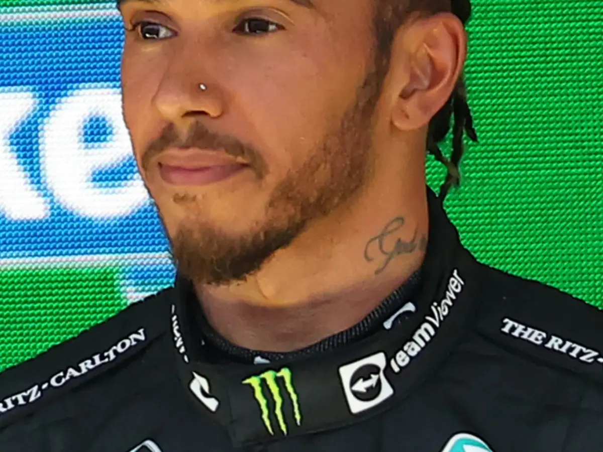 Lewis Hamilton i ett licensierat motorsportfoto.