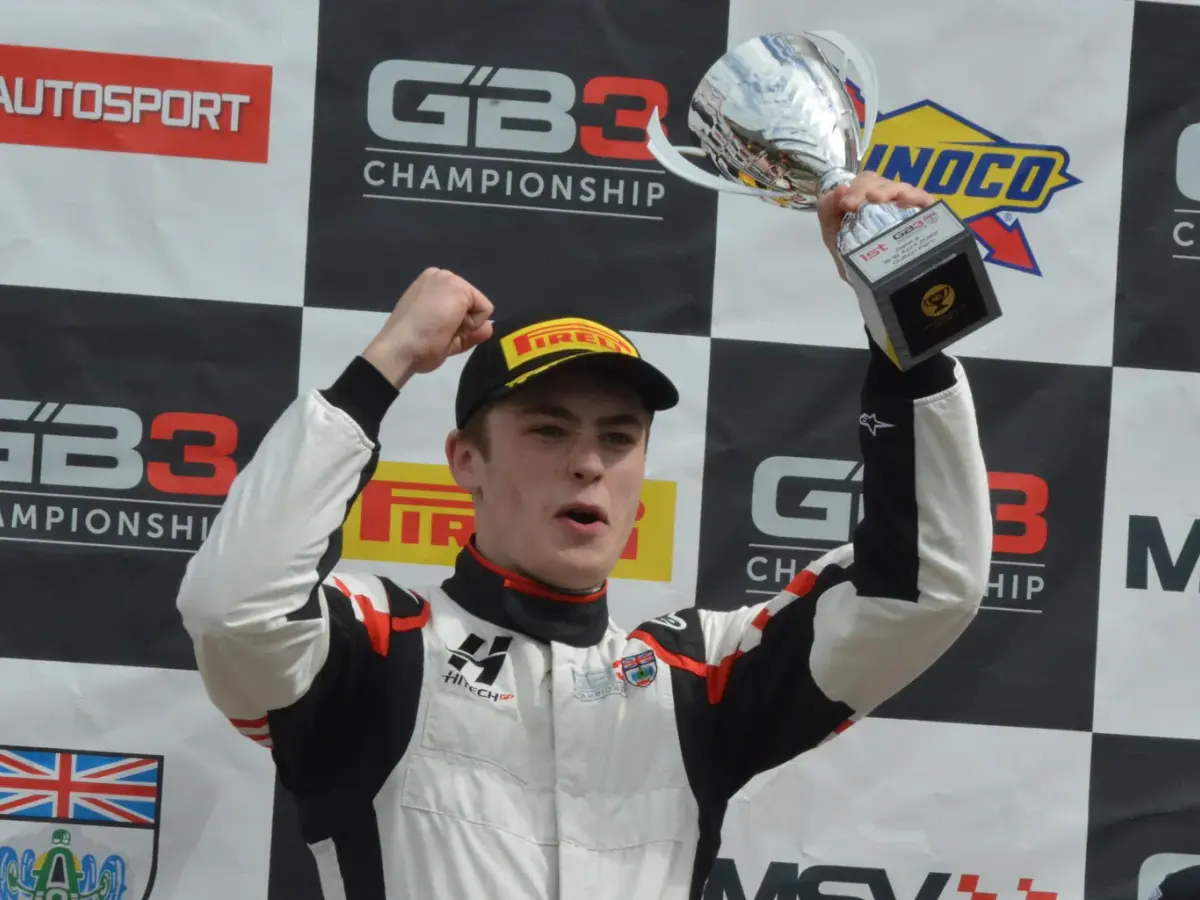 Luke Browning i ett licensierat motorsportfoto.