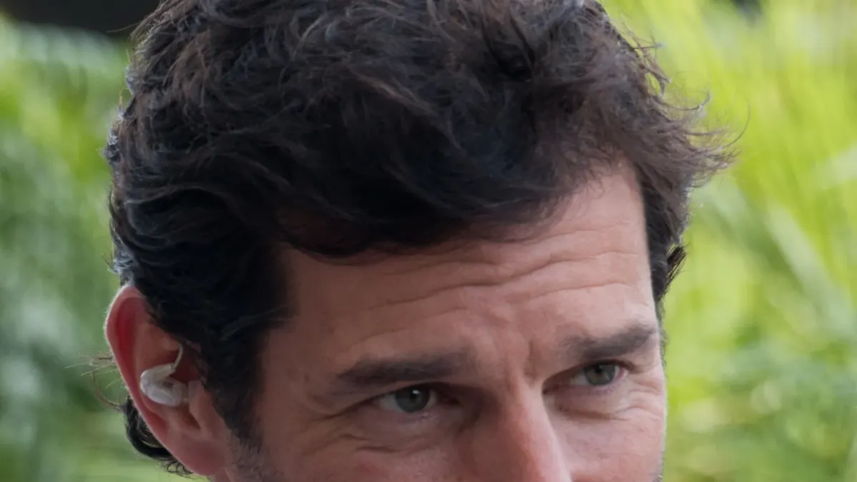 Mark Webber i ett licensierat motorsportfoto.