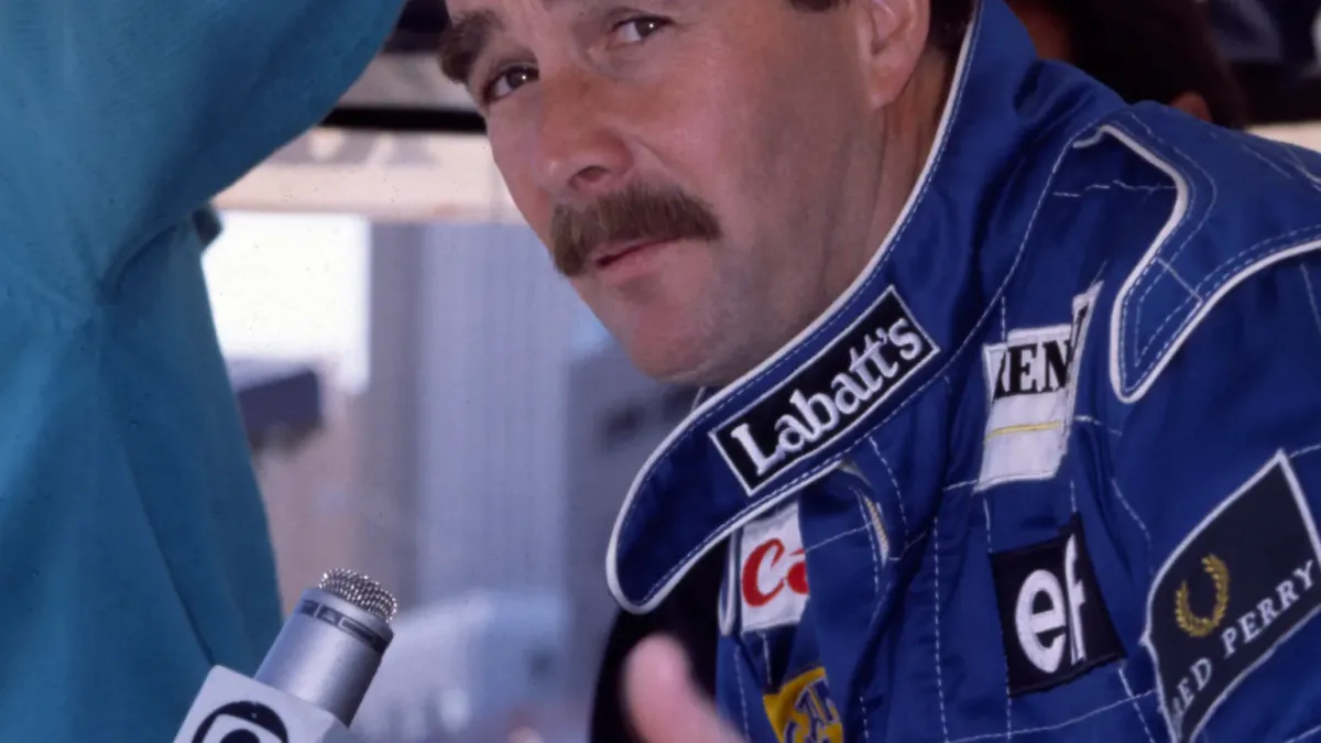 Nigel Mansell i ett licensierat motorsportfoto.