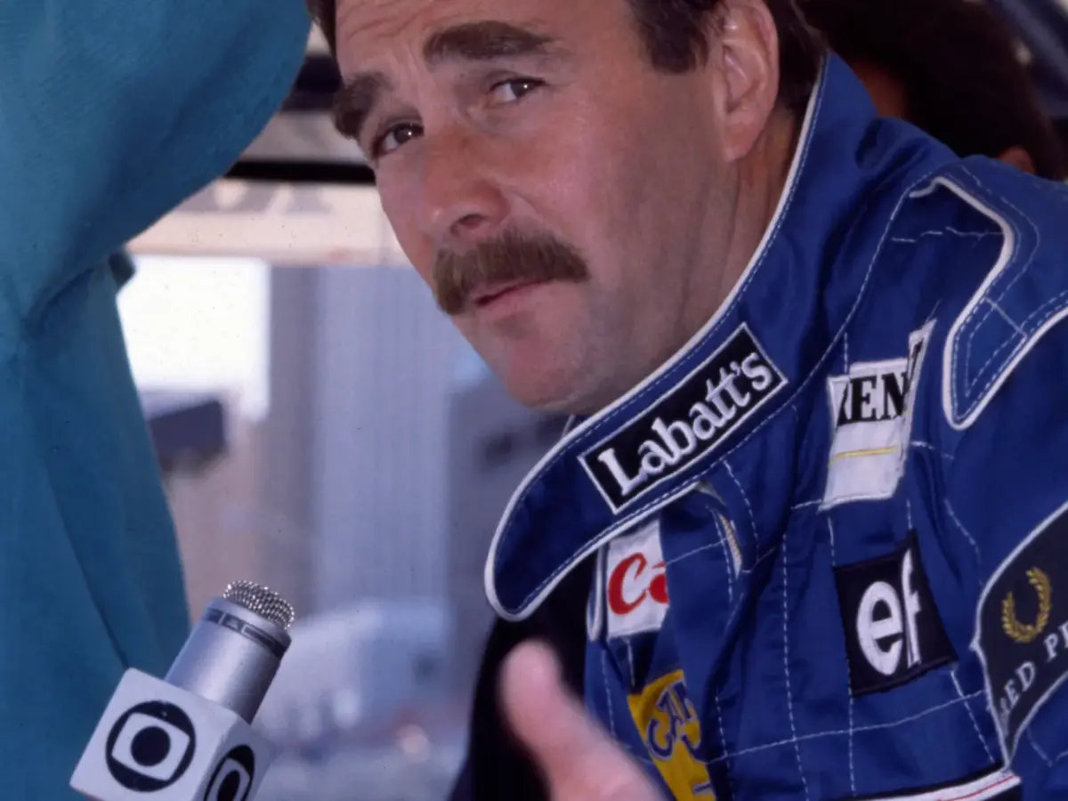 Nigel Mansell i ett licensierat motorsportfoto.