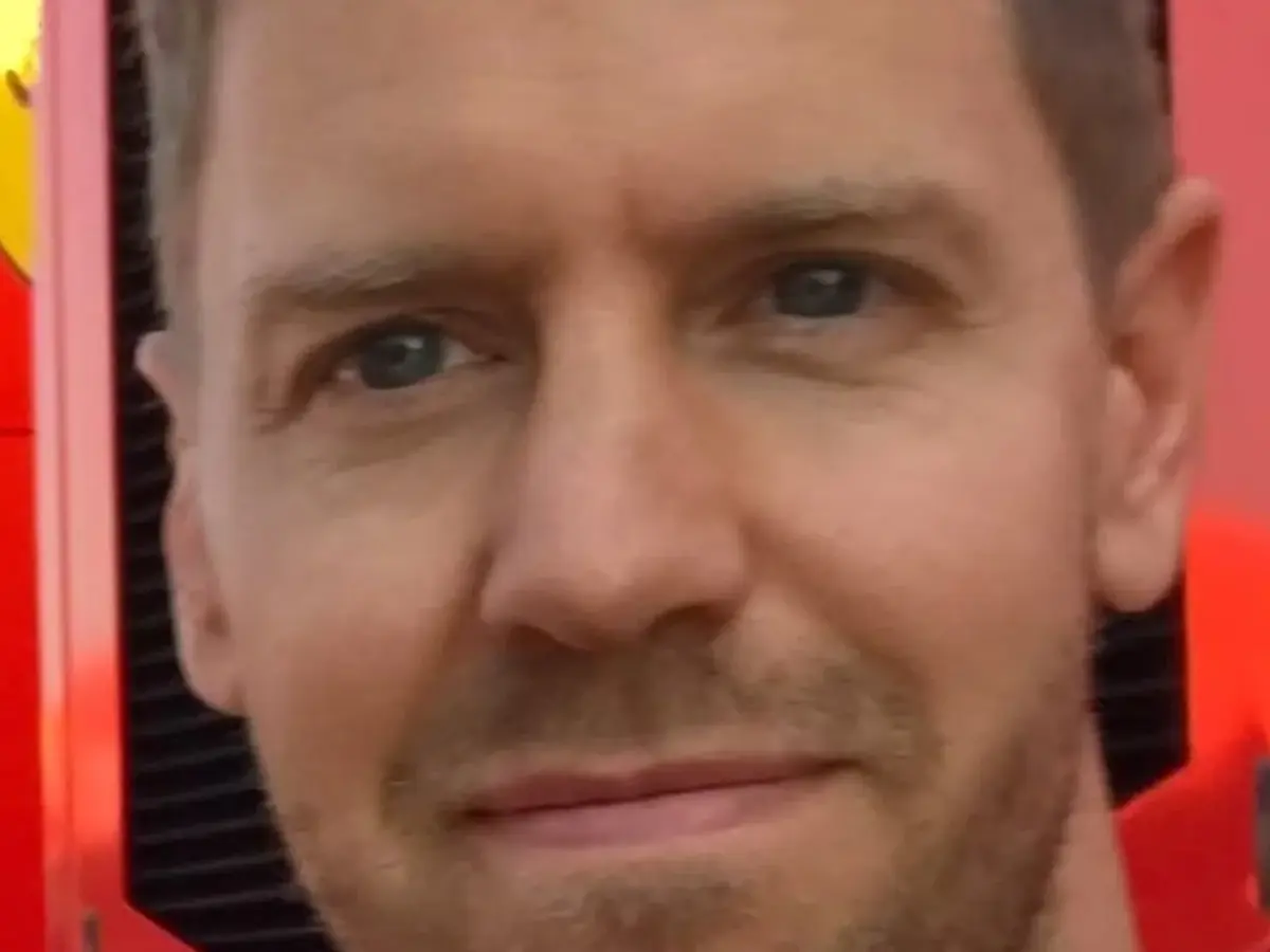 Sebastian Vettel i ett licensierat motorsportfoto.