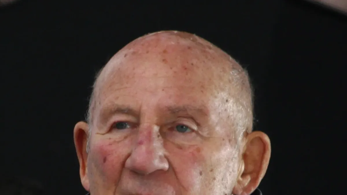 Stirling Moss i ett licensierat motorsportfoto.