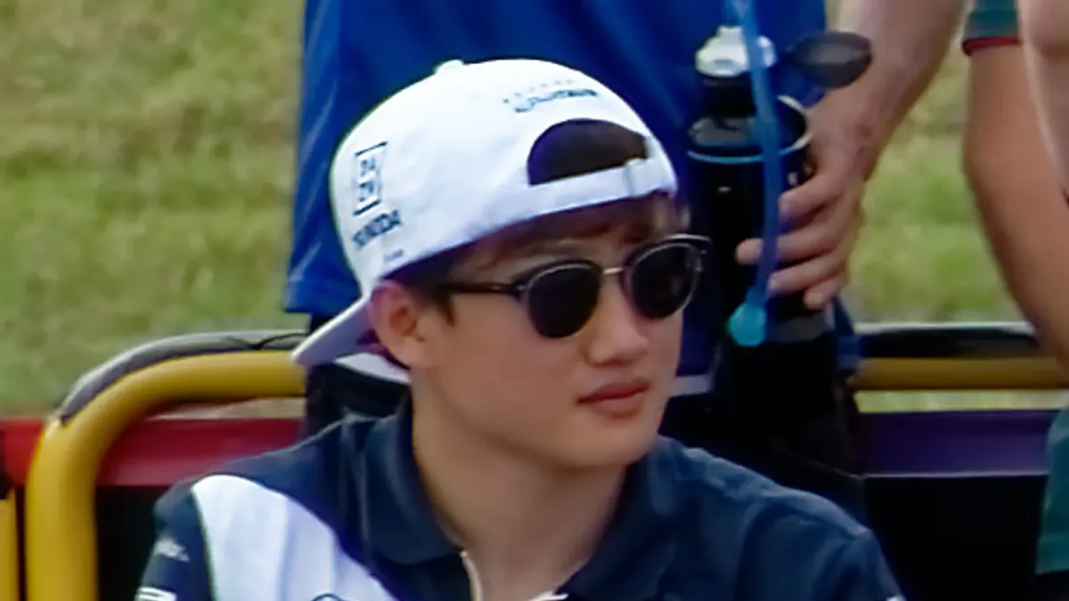Yuki Tsunoda i ett licensierat motorsportfoto.