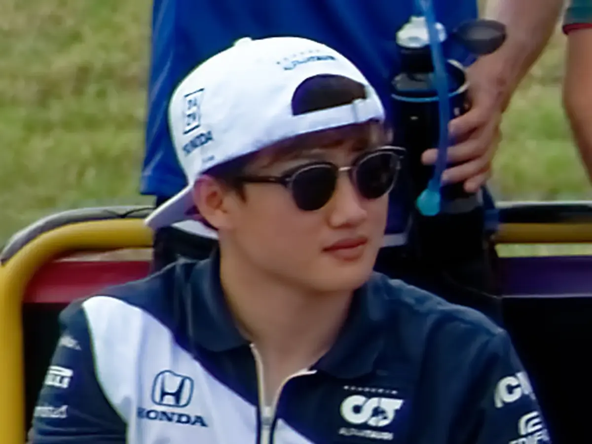 Yuki Tsunoda i ett licensierat motorsportfoto.