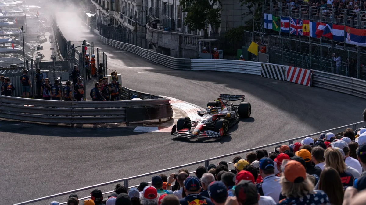 Två formel 1-banor sida vid sida, ett trångt gatlopp med betongväggar och en bred permanent bana med generösa avåkningszoner.