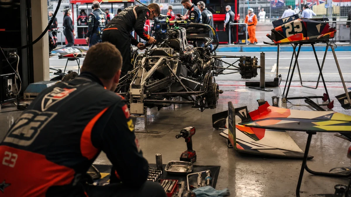 Genomskuret motiv av en formel 1-bil som visar chassi, vingar, kraftenhet och däck.