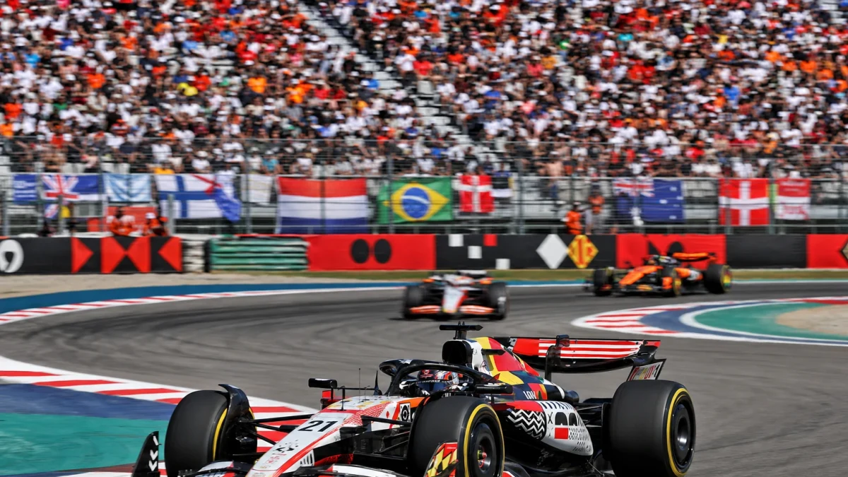 Världskarta med utplacerade F1-banor som markerar en säsongs etapper över flera kontinenter.