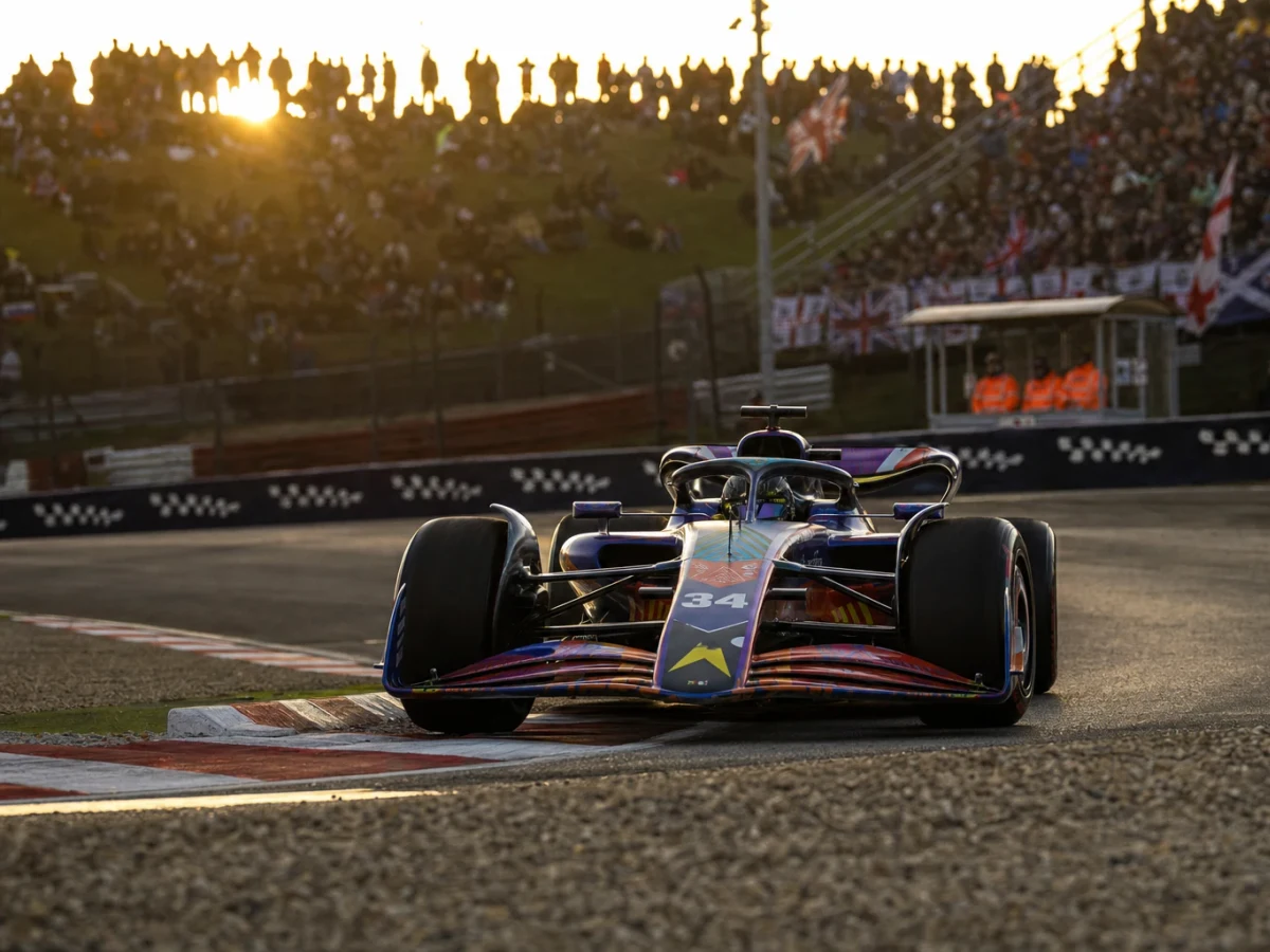Formelbil under kvalpass inför Storbritanniens GP.